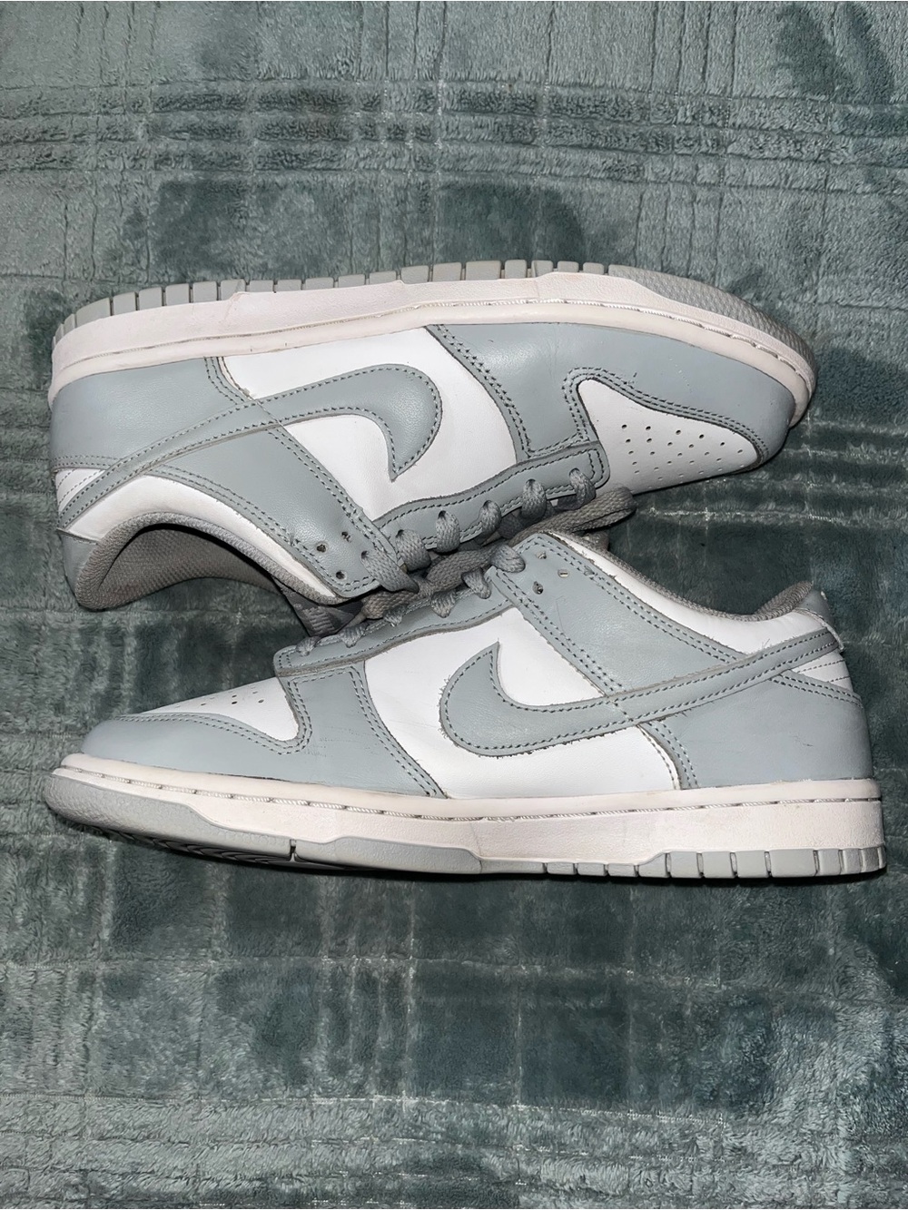 Men's gray and white dunks